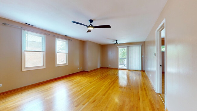 Photo - 5242 W Roscoe St