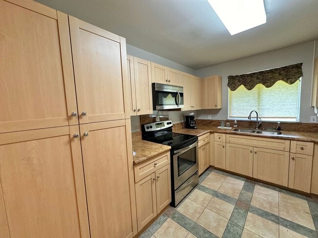 Photo - 3 Bedroom / 2 Bathroom Townhome in Kehalani Gardens! Small yard and pet friendly!