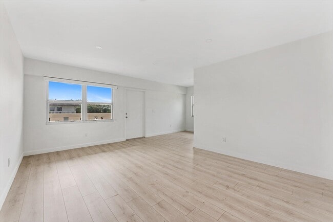 Photo - 71 Fanshaw B