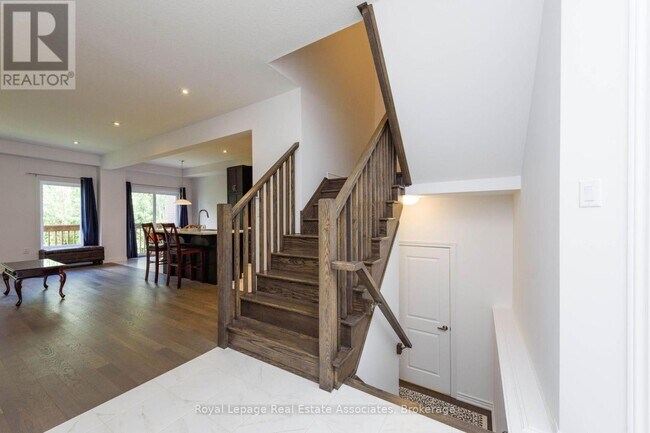 Photo - 3985 Crown St