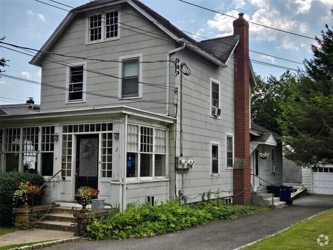 Building Photo - 2 Maple Ave Rental