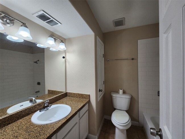 Building Photo - 17401 Red Oak Dr Unit 100