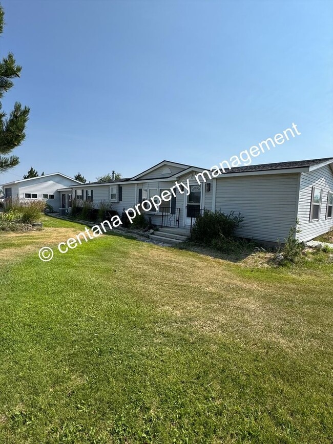 Building Photo - 3 Bedroom 2 Bath home on almost 1 Acre, including a hot tub!