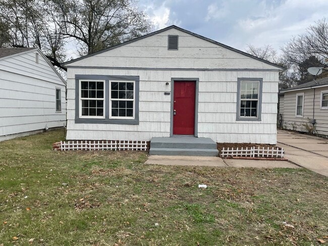 Building Photo - Darling 2 Bedroom in Nice Quiet Area