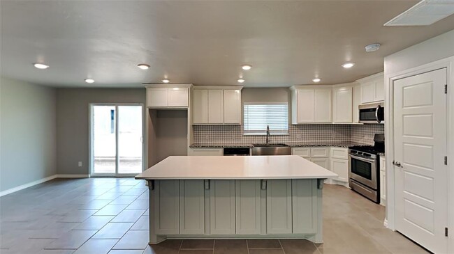 Photo - 1409 E Covell Rd
