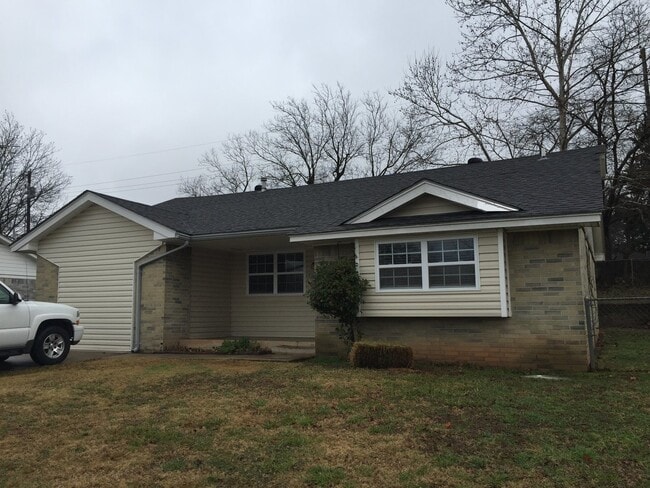 Building Photo - Great Location!