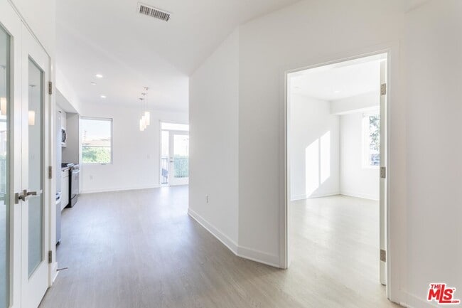 Building Photo - 843 Wilcox Ave Unit 201 Rental