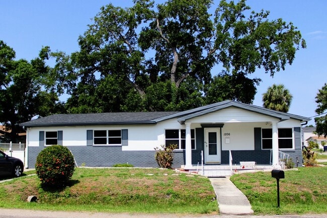 Building Photo - Stylish 3-Bedroom Bungalow Near Downtown Tampa - AVAILABLE ON JULY 5TH