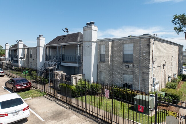 Alternate - De Moss Condominiums