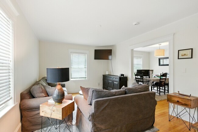 49 St John St Unit 3