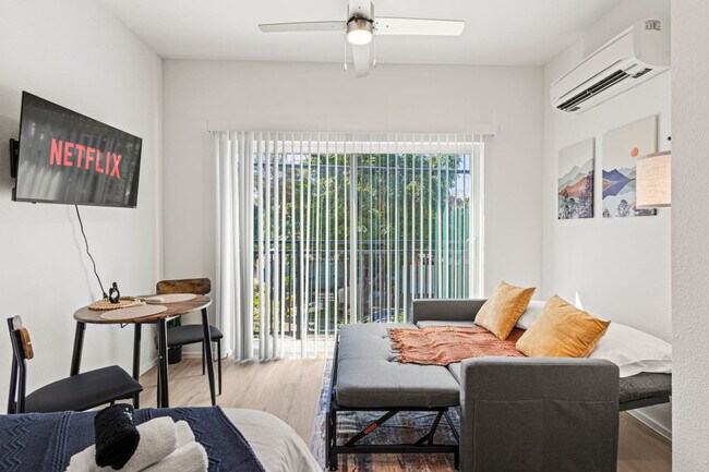 Building Photo - 596 W 9th St Unit ID1335767P