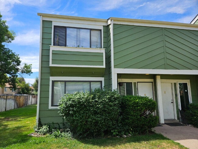 Building Photo - Spacious 3 Bedroom End Unit Townhome Close To Everything!