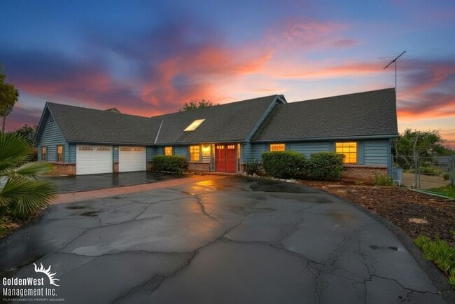 Building Photo - Spacious and Inviting 4Bdm 3Ba Home Nestled in the Scenic Hills of Fallbrook!