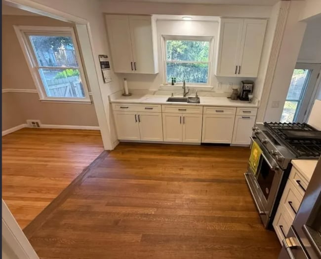 Photo - 2865 Central St