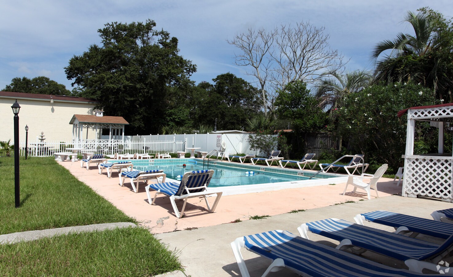 Mill Creek Manor - Mill Creek Manor