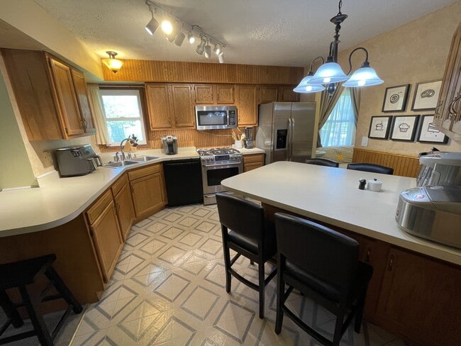 Photo - 1708 Howlett Ln