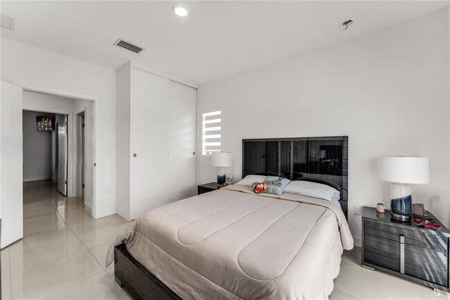 1164 NW 2nd Ave