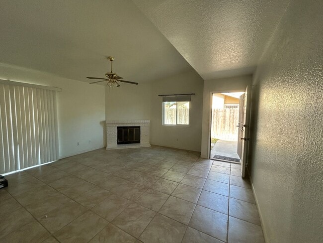 Building Photo - Great 3 bedroom 2 bath in Visalia ready fo... Rental