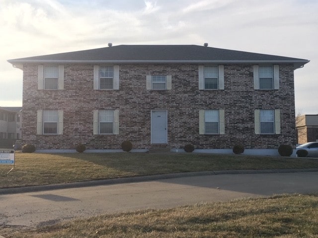 Front of 4-plex - 513 Cantebury Dr Unit B