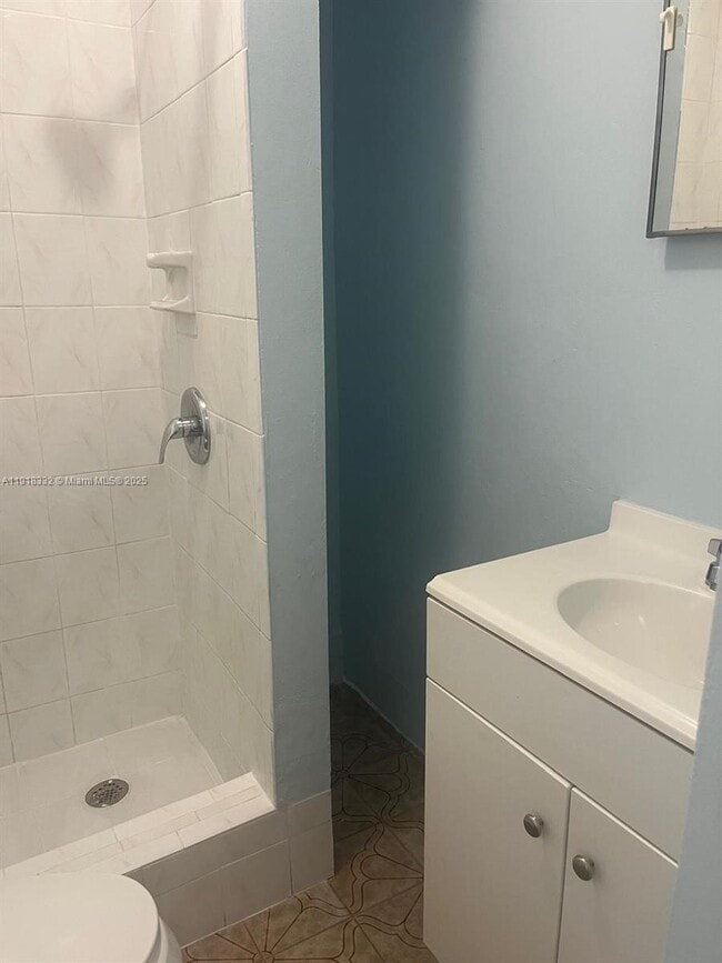 Photo - 671 E 12th Pl Unit b