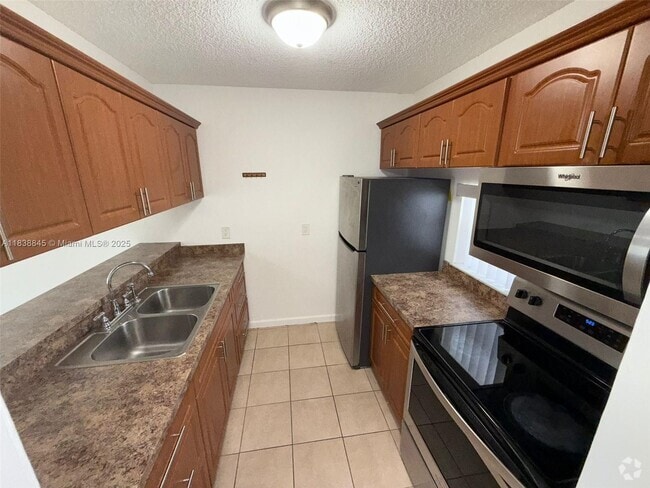 Building Photo - 8560 N Sherman Cir Unit 105 Rental