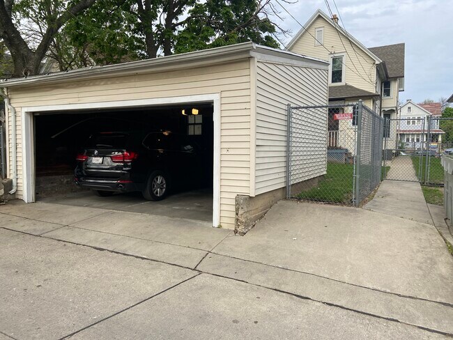 Garage - 2429 N Oakland Ave Unit Upper