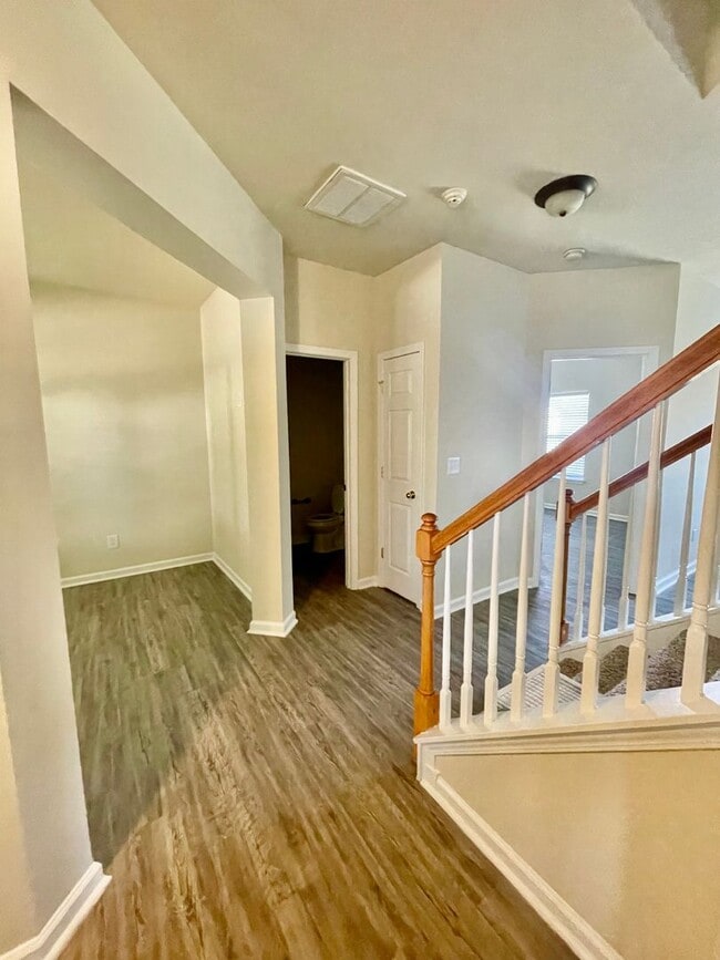 Photo - Stunning 5-bedroom, 2.5-bathroom home | Lo...