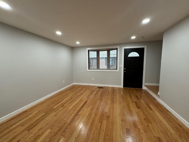 Building Photo - 41 Ashford St Rental
