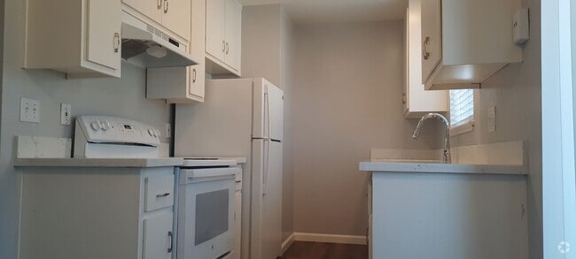 Building Photo - Bright and Spacious, 1 bedroom 1 bath Unit 180-14 Rental