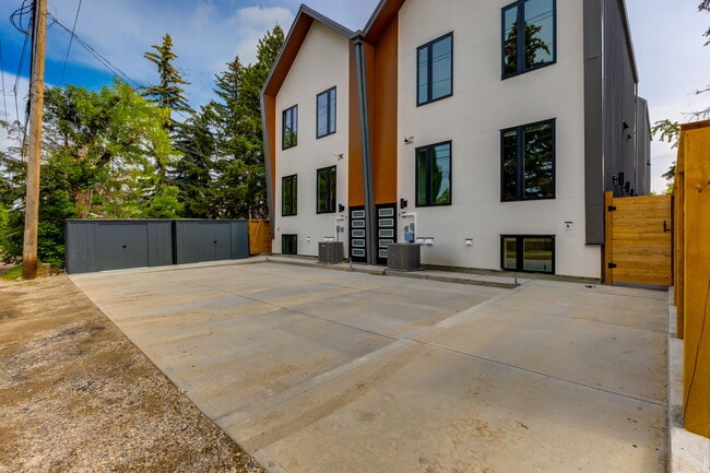 Photo - Modern 2-Bedroom Basement Suite in Killarney | $1,500 | $500 Move-In Bonus Unit 8