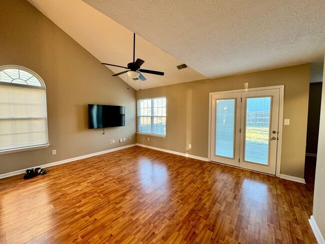 Photo - 3 Bedroom in Quiet Cul-De-Sac!