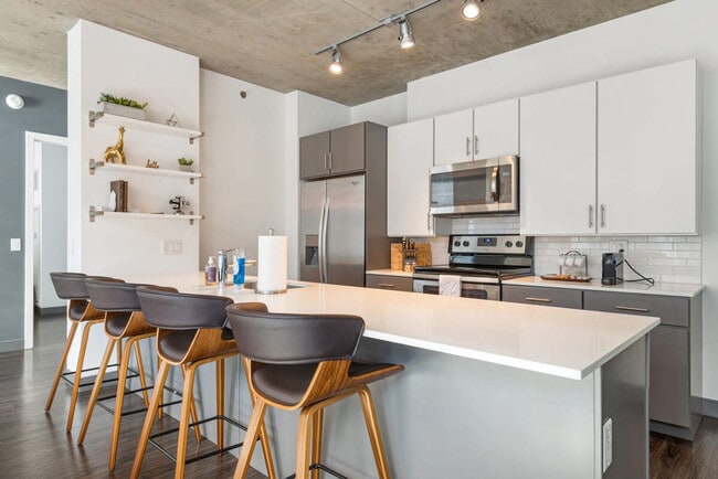 Photo - 215 W Lake St Unidad SI ID1029643P
