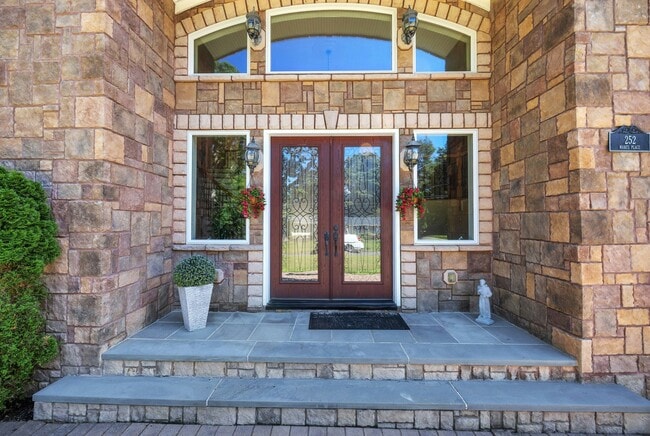 Photo - 252 Mabel Pl