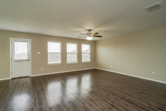 Photo - 123 Fabarm Ln