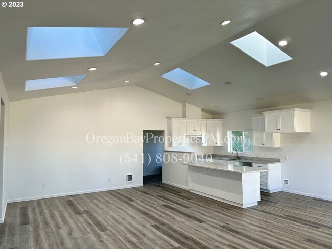 Photo - Coos River Hwy: 4bdrm/4ba Pet Friendly Home