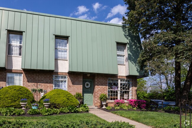 Photo - Huntingdon Hills Condominiums