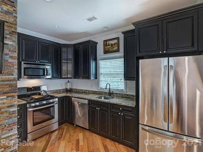 Building Photo - 2018 S Wendover Rd Unit Above Garage Apartment