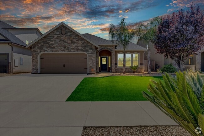 Building Photo - Charming 3 bedroom 2 bathroom home located...