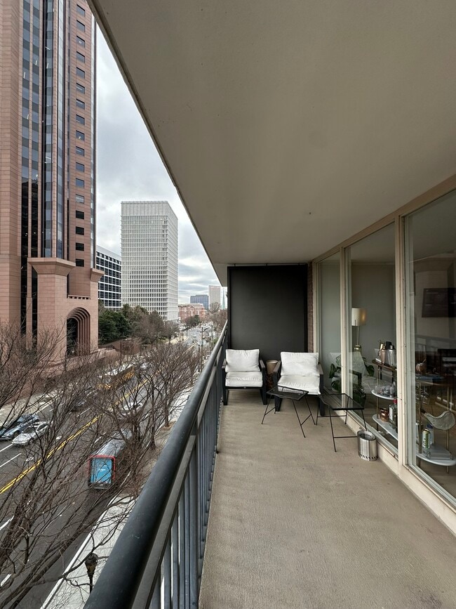Balcony in the heart of ATL - 620 Peachtree St NE Unit 508