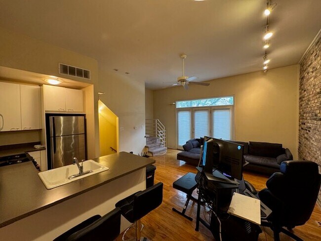 Photo - 616 N Paulina St