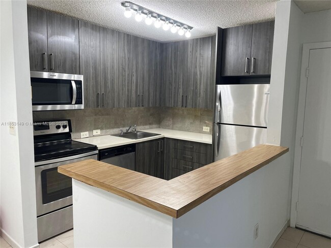 Building Photo - 771 NE 199th St Unit 105 Rental