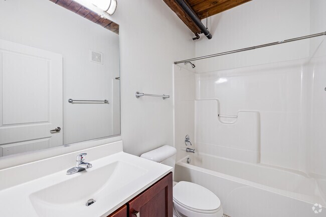 1BR, 1BA - 830SF - Bathroom