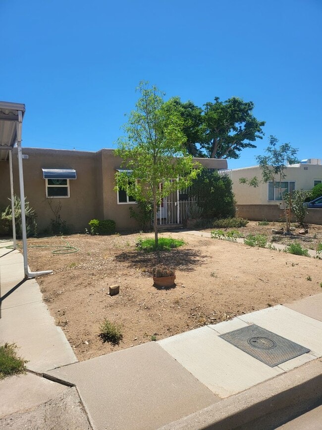 Building Photo - Cute Quiet  2 bedroom 1 Bath 1100/SF Home