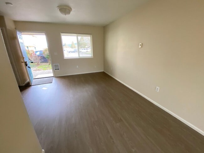 Building Photo - Remodeled 2 Bed 1.5 bath Springfield apartment Unit 270 s 41st place #3