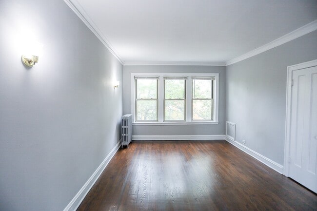 Building Photo - 3410 W Balmoral Ave Unit 2