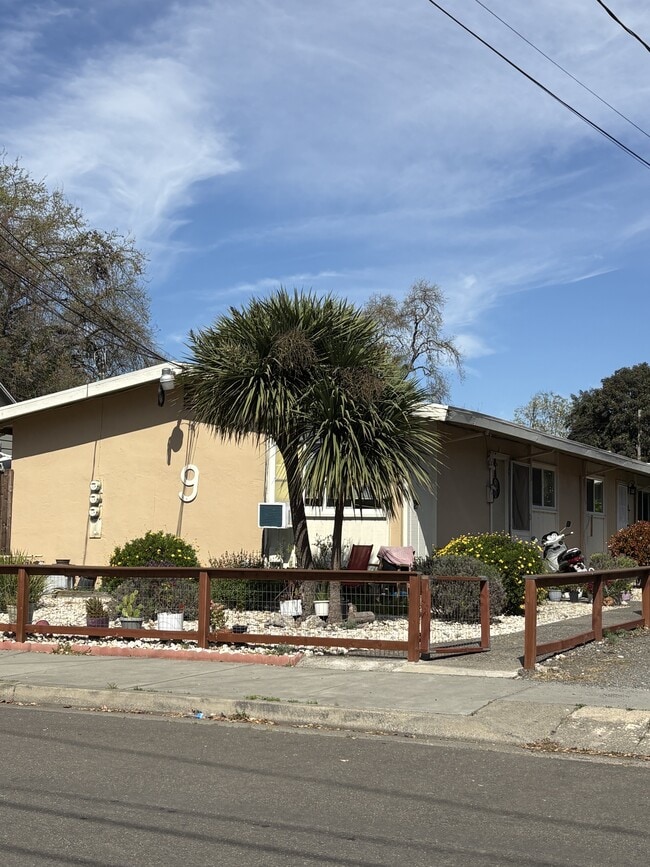 Building Photo - 9 10th St