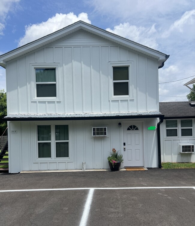 Building Photo - 104 W Hembree St Unit A