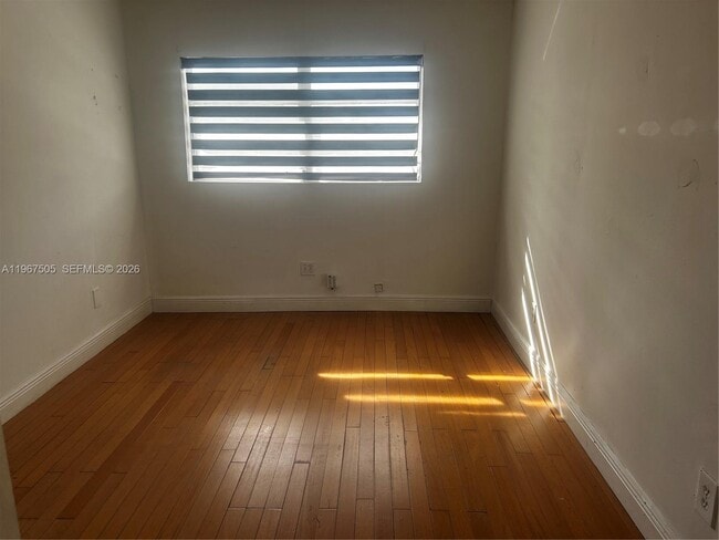 Photo - 992 E 18th St Unidad 2