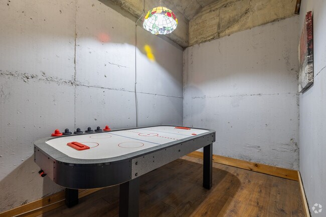 Game Room - Saguenay Apartments