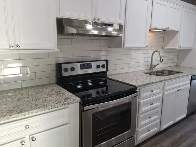 modern kitchen - 168 Barilla Plz Unit 202 Rental